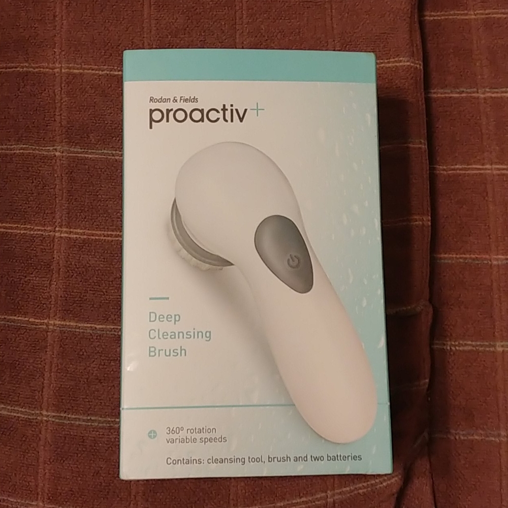 Deep cleaning brush from proactiv BRAND NEW + box